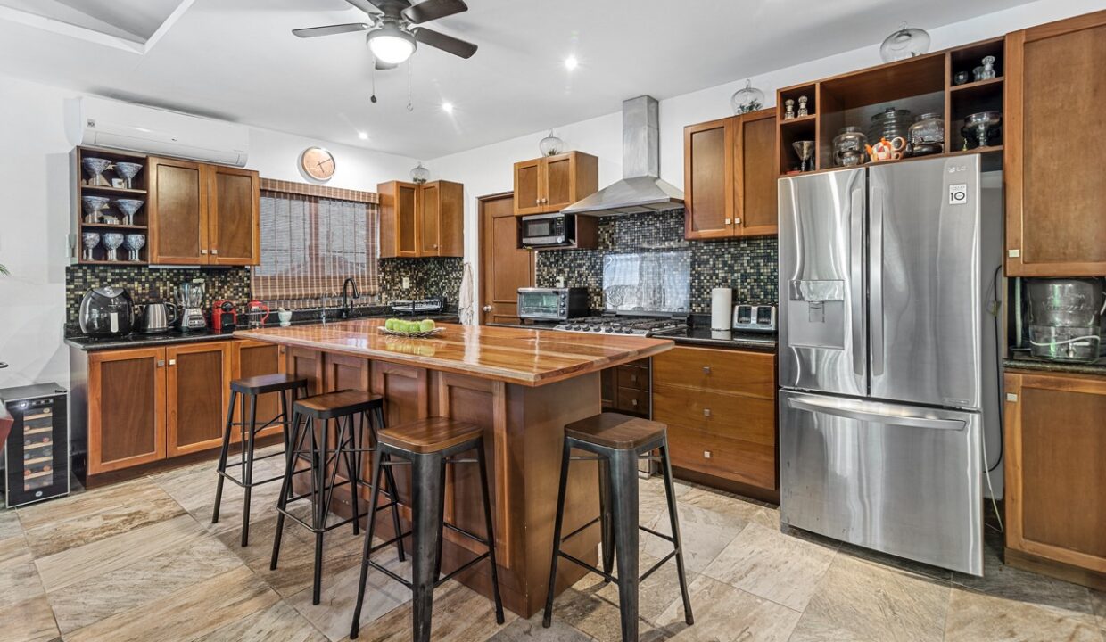 CASA LAS FLORES EN VENTA1