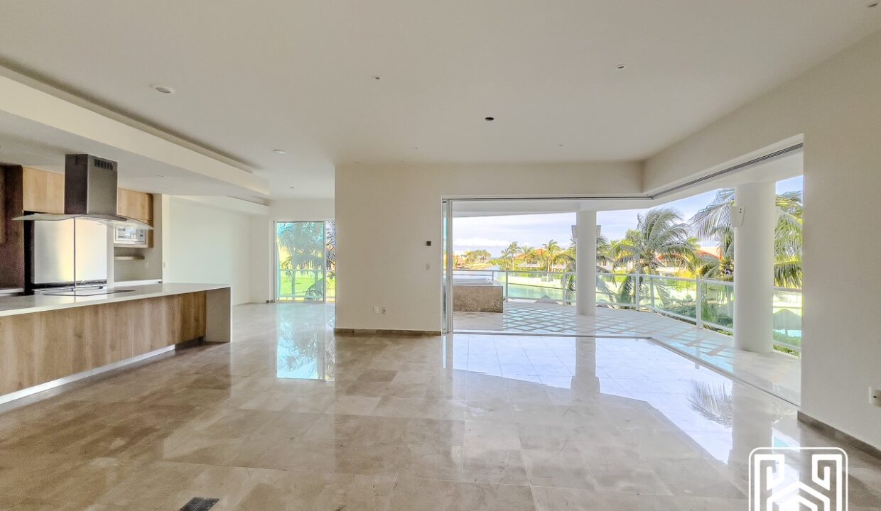 GRAND PENINSULA D104-11