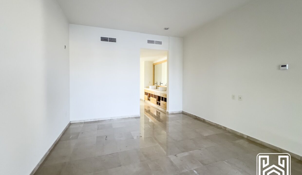 GRAND PENINSULA D104-13