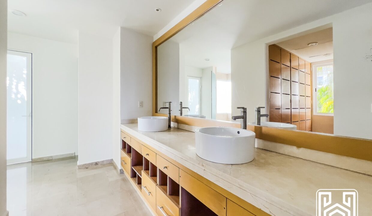 GRAND PENINSULA D104-17
