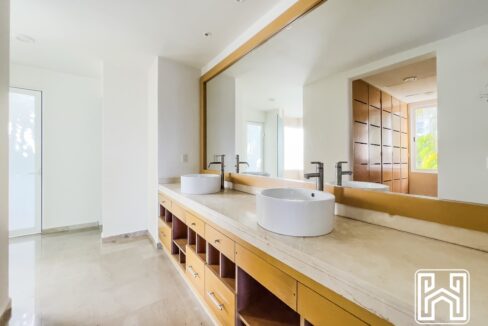 GRAND PENINSULA D104-17