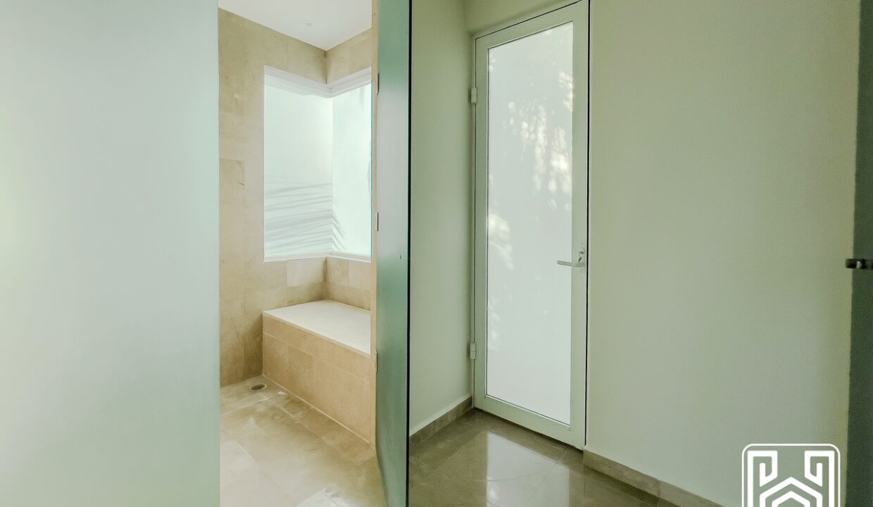 GRAND PENINSULA D104-18