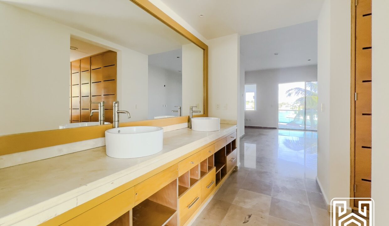 GRAND PENINSULA D104-19