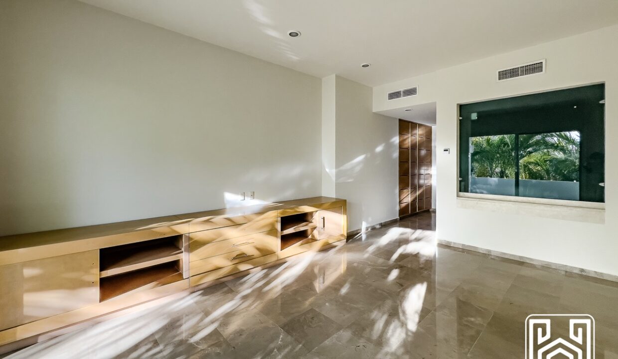 GRAND PENINSULA D104-28