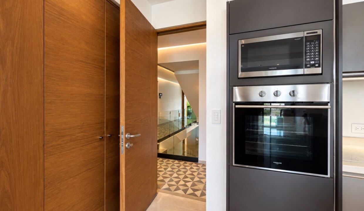 CONDO - THE SHORE BOSS17